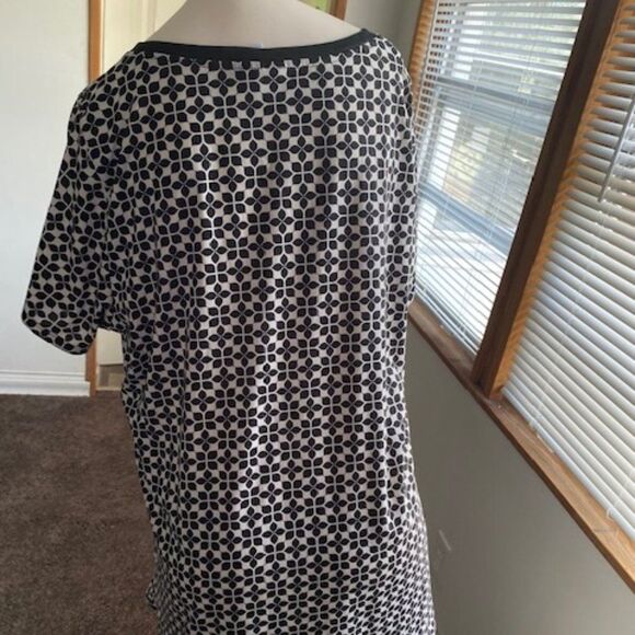 LuLaRoe Christy Black/White V-Neck tunic, size 2XL - Picture 2 of 3